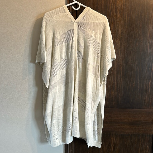 Lululemon Find Your Light Wrap shawl - OS - Picture 4 of 4